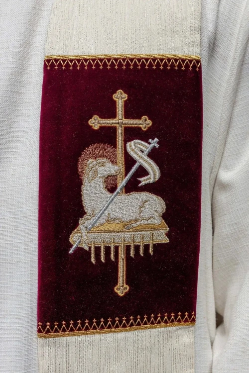 Stuła liturgiczna ecru z haftem Baranka Paschalnego – detal 4