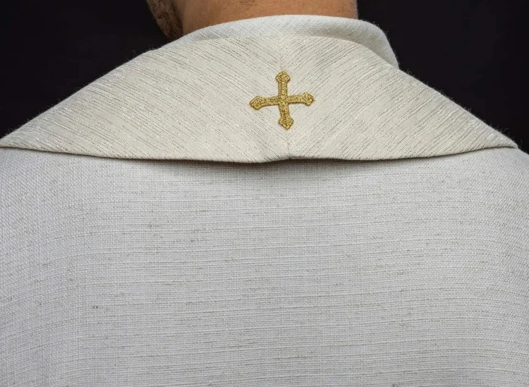 Stuła liturgiczna ecru z haftem Baranka Paschalnego – detal 6