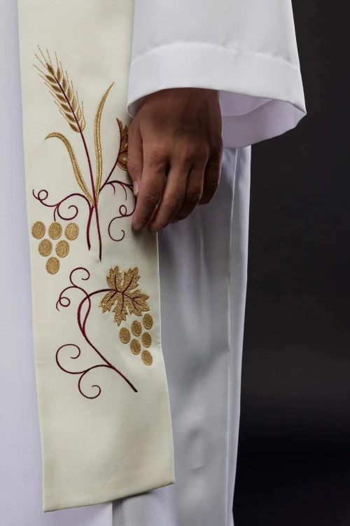 Stuła liturgiczna ecru z haftem eucharystycznym – detal 3