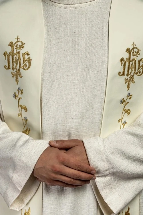 Stuła liturgiczna ecru z haftem IHS – detal 2