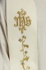 Stuła liturgiczna ecru z haftem IHS – detal 3