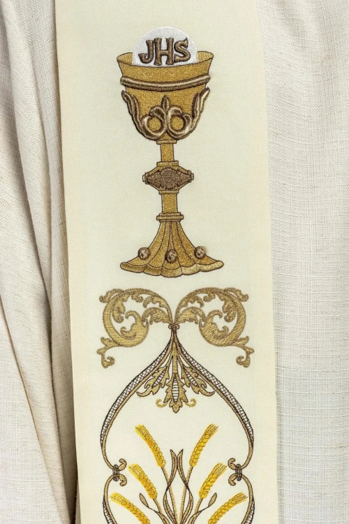 Stuła liturgiczna ecru z haftem IHS – detal 3
