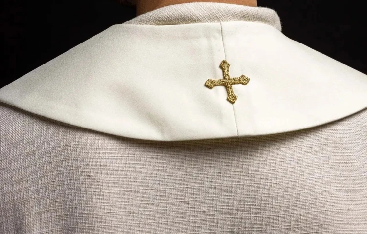 Stuła liturgiczna ecru z haftem IHS – detal 3