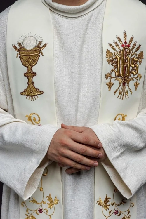 Stuła liturgiczna ecru z haftem IHS – detal 2