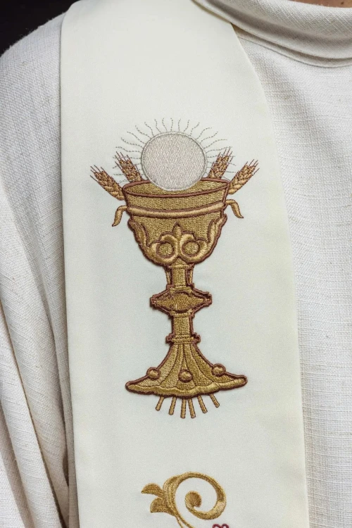 Stuła liturgiczna ecru z haftem IHS – detal 3