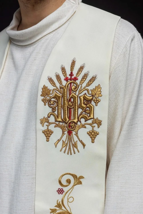 Stuła liturgiczna ecru z haftem IHS – detal 4