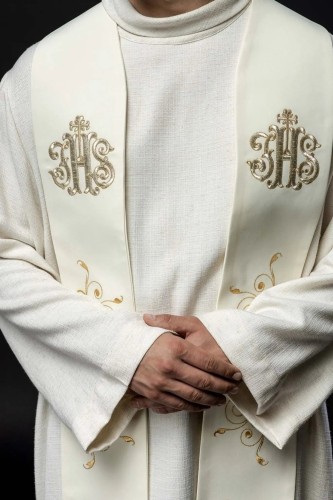 Stuła liturgiczna ecru z haftem IHS – detal 2