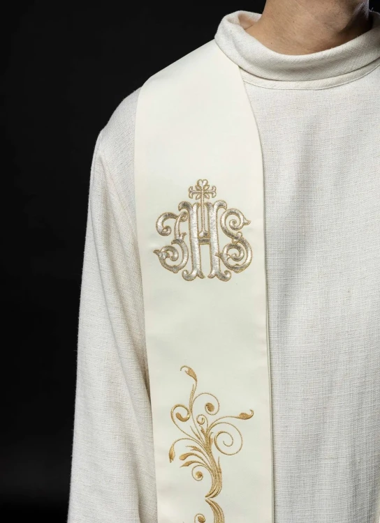 Stuła liturgiczna ecru z haftem IHS – detal 3