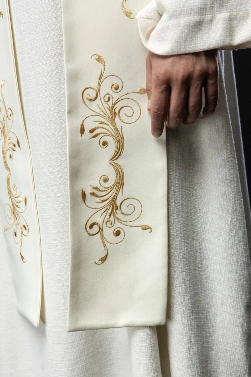 Stuła liturgiczna ecru z haftem IHS – detal 5