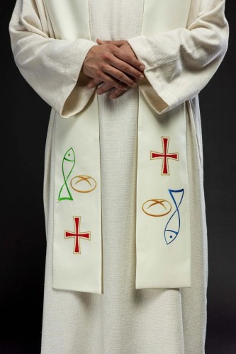 Stuła liturgiczna ecru z haftem krzyża – detal 2