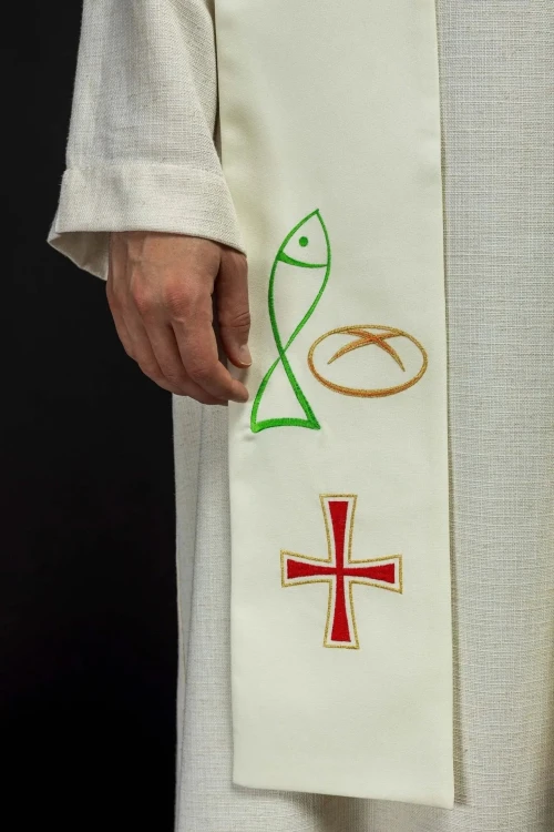 Stuła liturgiczna ecru z haftem krzyża – detal 3