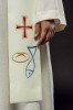 Stuła liturgiczna ecru z haftem krzyża – detal 4