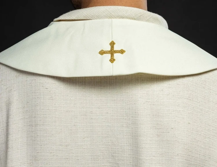 Stuła liturgiczna ecru z haftem krzyża – detal 5