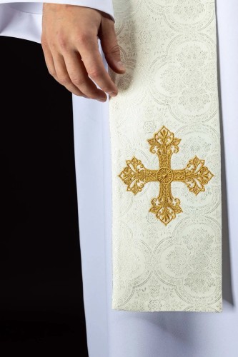 Stuła liturgiczna ecru z haftem krzyża – detal 2