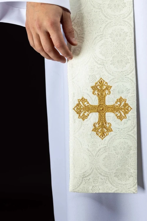 Stuła liturgiczna ecru z haftem krzyża – detal 2