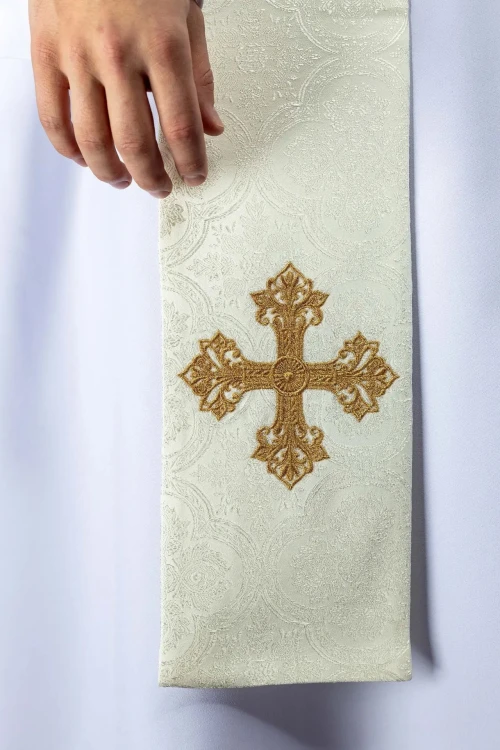 Stuła liturgiczna ecru z haftem krzyża – detal 4