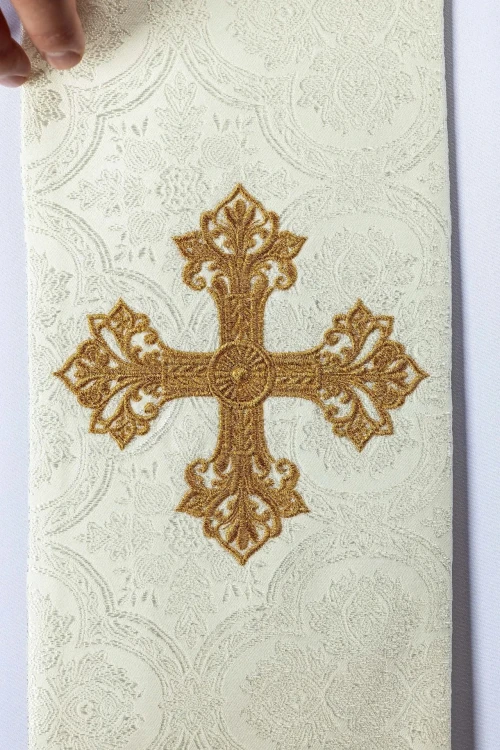 Stuła liturgiczna ecru z haftem krzyża – detal 5