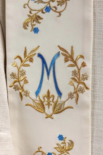 Stuła liturgiczna ecru z haftem maryjnym – detal 2