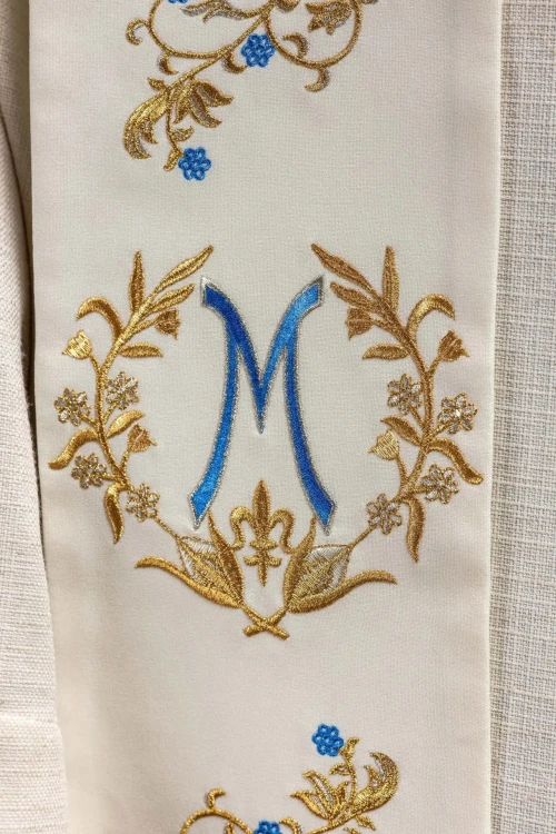 Stuła liturgiczna ecru z haftem maryjnym – detal 2