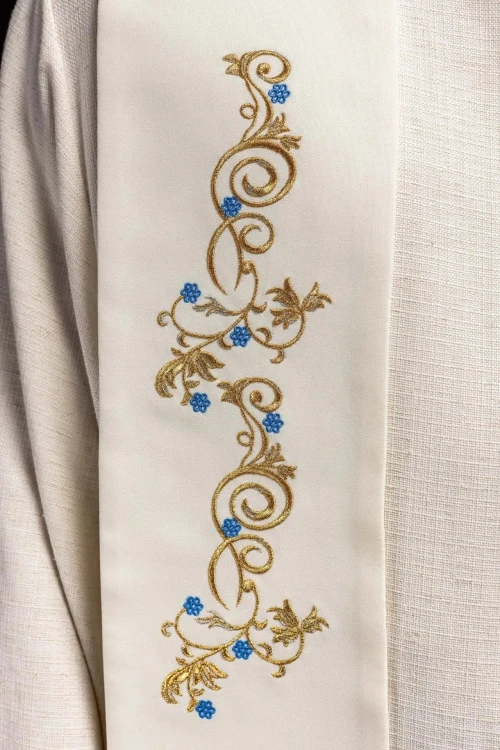 Stuła liturgiczna ecru z haftem maryjnym – detal 3