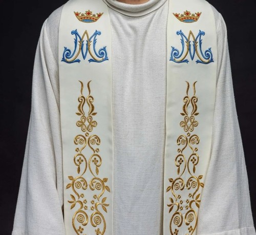Stuła liturgiczna ecru z haftem maryjnym – detal 2