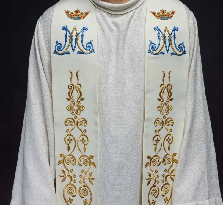 Stuła liturgiczna ecru z haftem maryjnym – detal 2