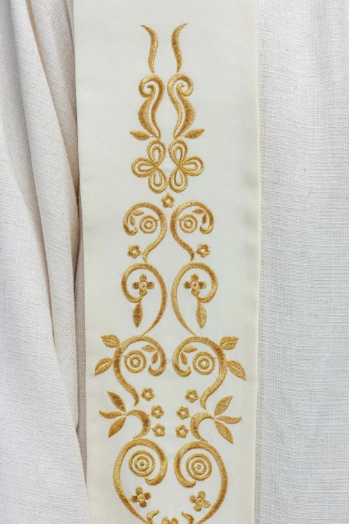 Stuła liturgiczna ecru z haftem maryjnym – detal 4