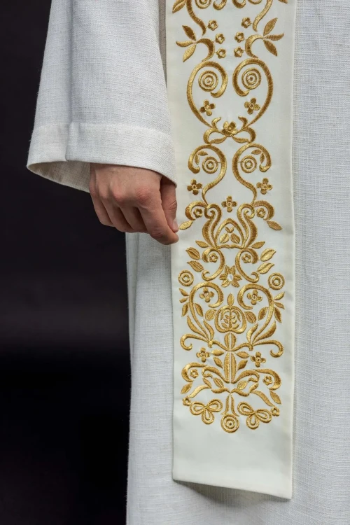 Stuła liturgiczna ecru z haftem maryjnym – detal 5