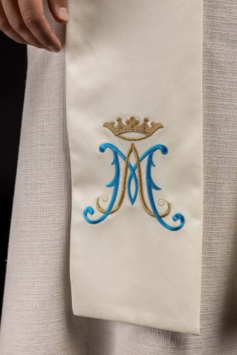 Stuła liturgiczna ecru z haftem maryjnym – detal 2