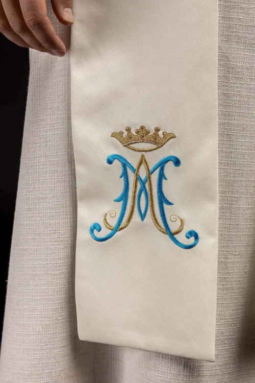 Stuła liturgiczna ecru z haftem maryjnym – detal 2