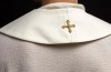Stuła liturgiczna ecru z haftem maryjnym – detal 3