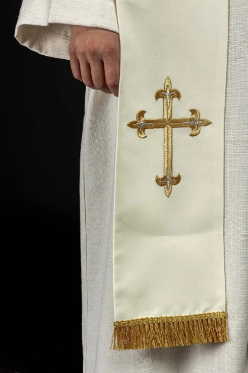 Stuła liturgiczna ecru z haftem maryjnym – detal 5