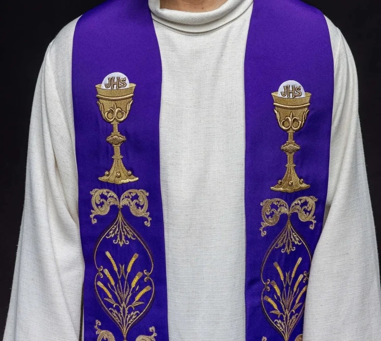 Stuła liturgiczna fioletowa z haftem IHS – detal 5