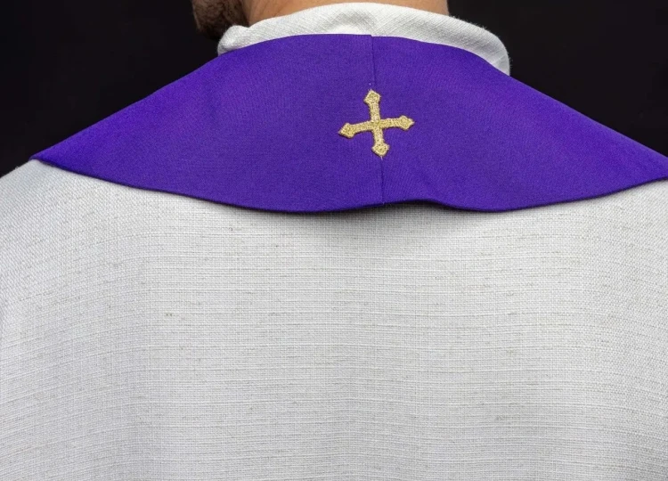Stuła liturgiczna fioletowa z haftem IHS – detal 6