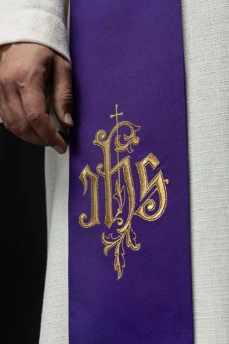 Stuła liturgiczna fioletowa z haftem IHS – detal 2