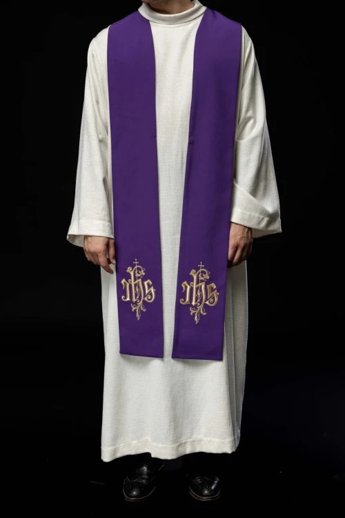 Stuła liturgiczna fioletowa z haftem IHS – detal 4