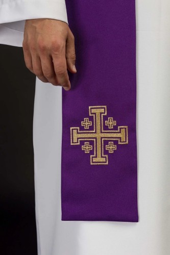 Stuła liturgiczna fioletowa z haftem krzyża – detal 2