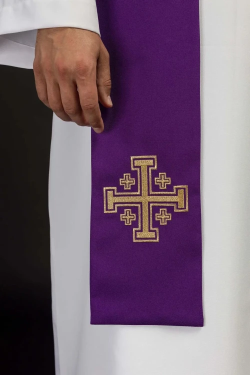 Stuła liturgiczna fioletowa z haftem krzyża – detal 2