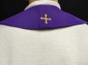 Stuła liturgiczna fioletowa z haftem krzyża – detal 3