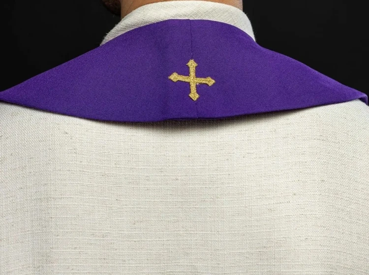 Stuła liturgiczna fioletowa z haftem krzyża – detal 3