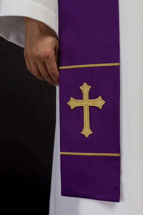 Stuła liturgiczna fioletowa z haftem krzyża – detal 2