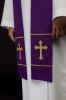 Stuła liturgiczna fioletowa z haftem krzyża – detal 3
