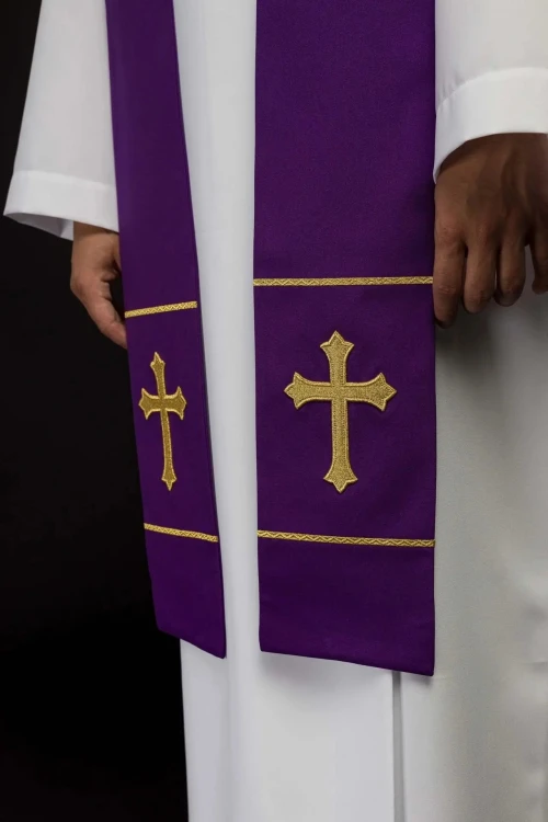 Stuła liturgiczna fioletowa z haftem krzyża – detal 3