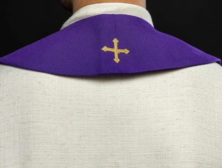 Stuła liturgiczna fioletowa z haftem krzyża – detal 4