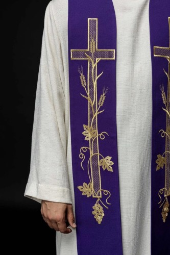 Stuła liturgiczna fioletowa z haftem krzyża – detal 2