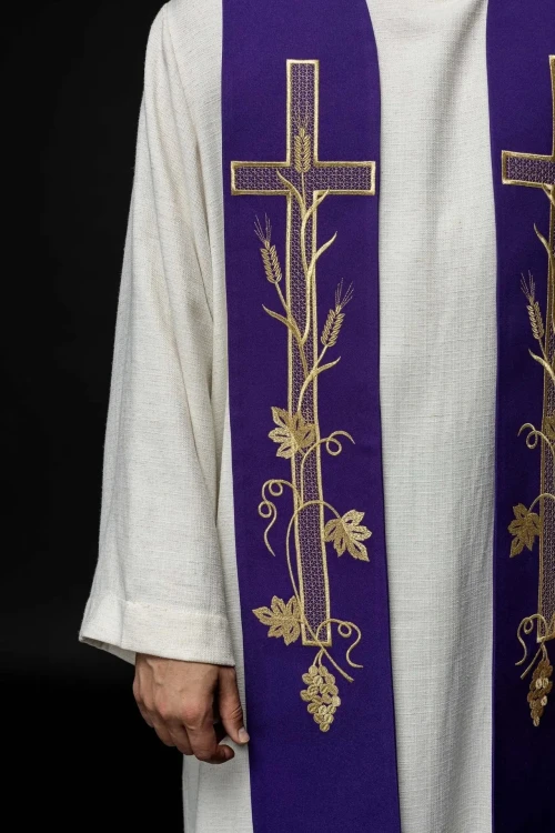 Stuła liturgiczna fioletowa z haftem krzyża – detal 2
