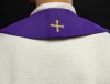 Stuła liturgiczna fioletowa z haftem krzyża – detal 3