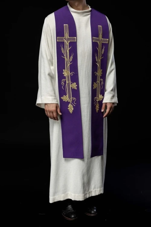 Stuła liturgiczna fioletowa z haftem krzyża – detal 4