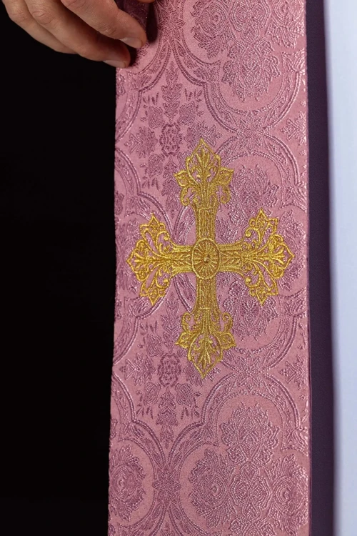 Stuła liturgiczna różowa z haftem krzyża
