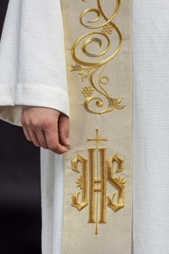Stuła liturgiczna złota z haftem IHS